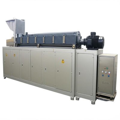 Große schwimmende Fischfuttermaschine in der Fabrik von Saibainuo